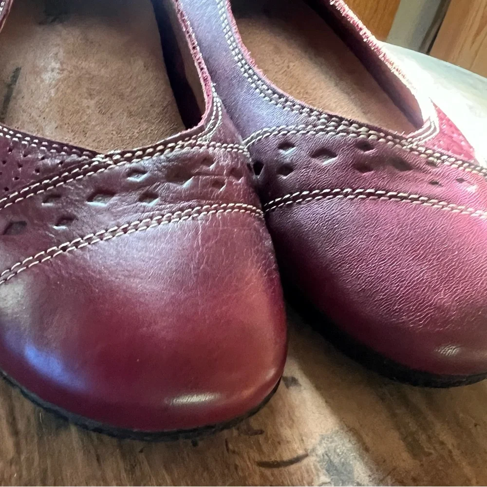 Taos Footwear Women's Sleek Wine Colored Flats - Picture 5 of 6